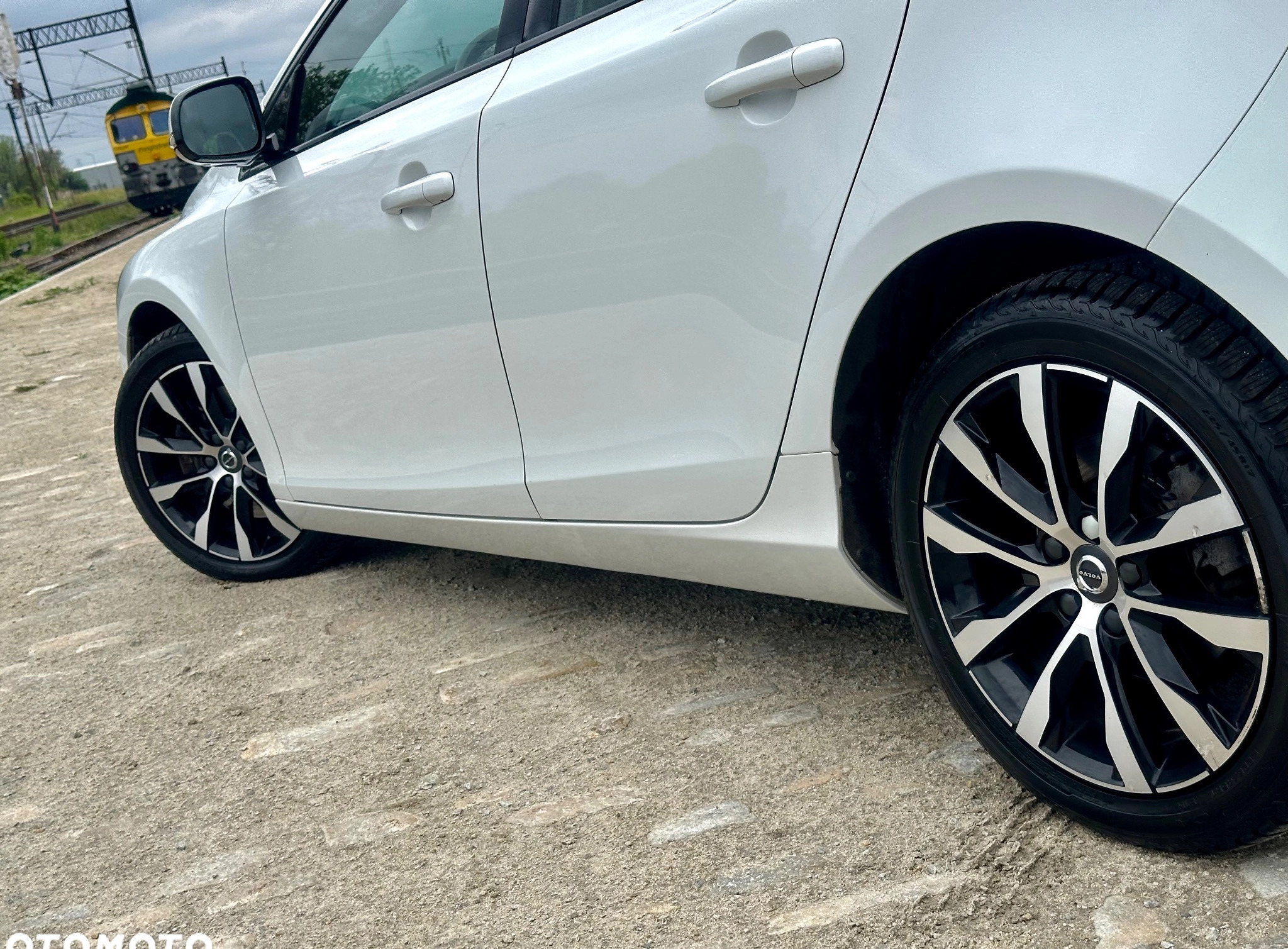 Volvo V40 cena 57800 przebieg: 230000, rok produkcji 2018 z Wrocław małe 781